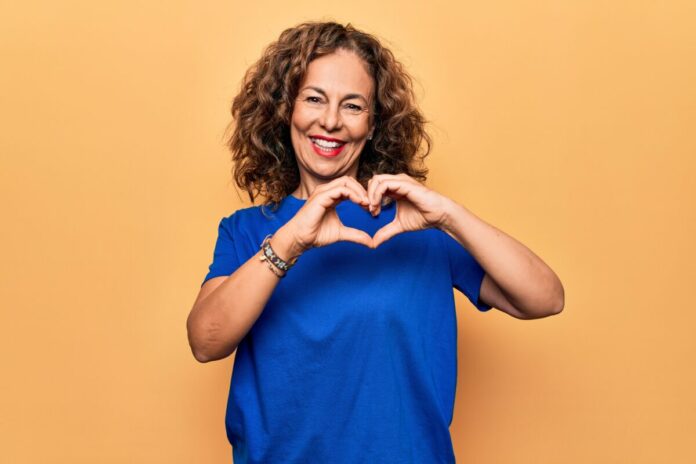 une femme fait un coeur signe des Maladies cardiovasculaires chez les femmes