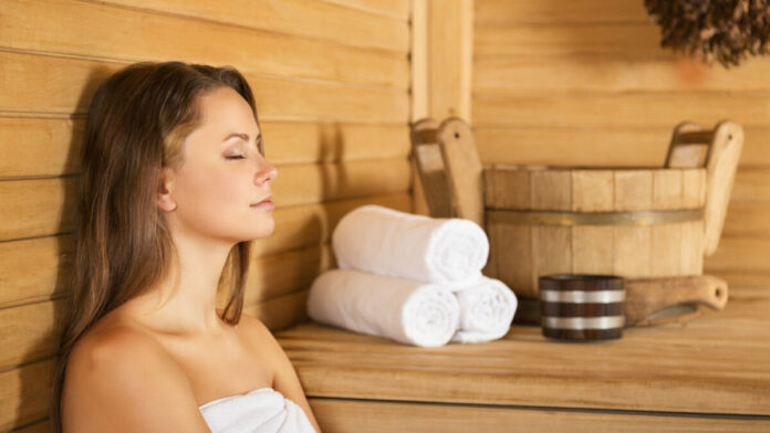 une femme seule dans un sauna