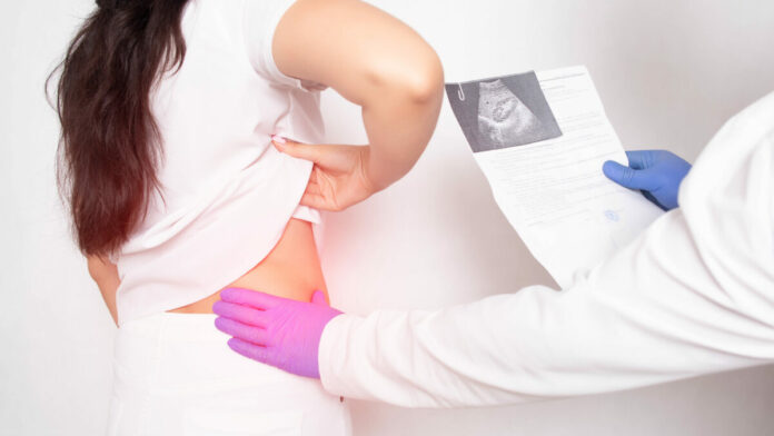 une femme atteinte de pyélonéphrite aiguë avec son médecin