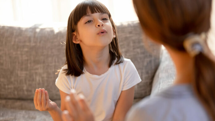 une petite fille apprend à parler malgré son bégaiement
