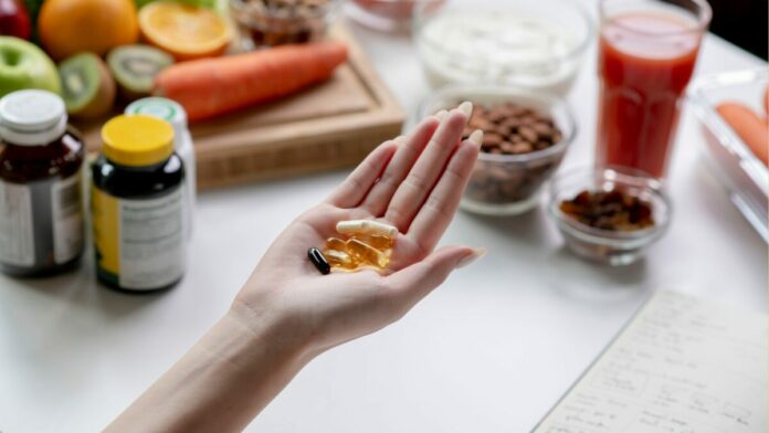 des compléments alimentaires dans la main