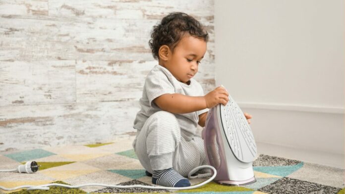 un enfant s'apprête à faire un accidents domestiques